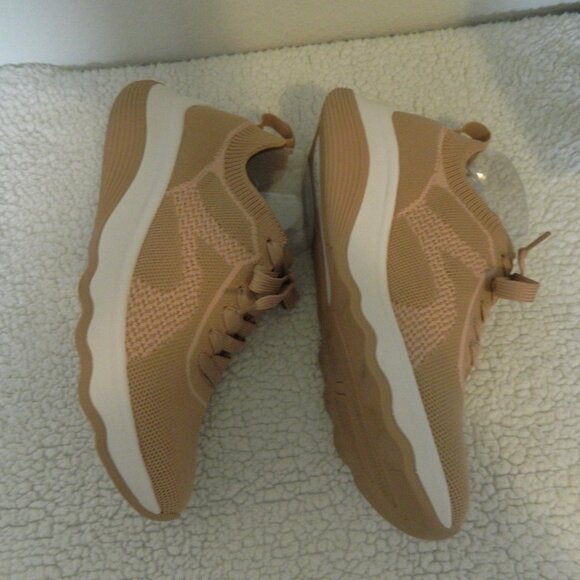 8.5 Clarks PINK/PEACH Circuit Tie Tennis Shoes Very Nice Clarks - Picture 4 of 7